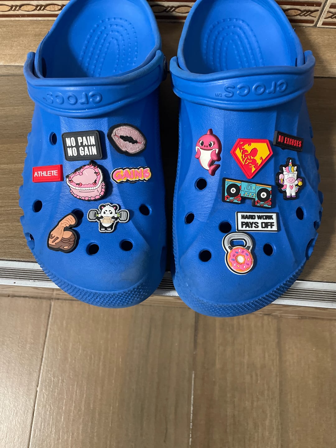 Customer photo review of Pack Pins para zapatillas Crocs en PVC