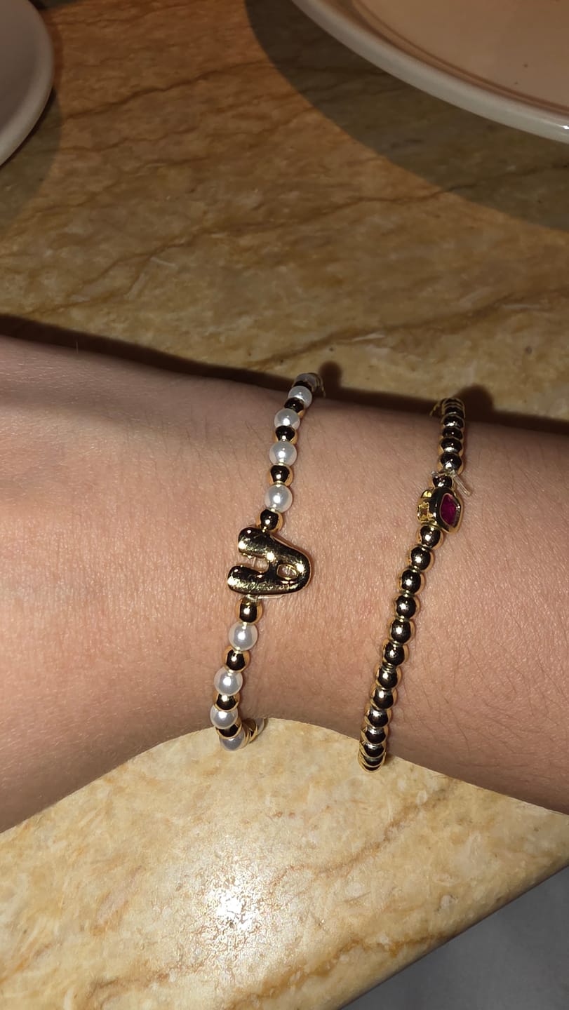 Customer photo review of Pulsera Bolitas Doradas y Perlas Con Inicial