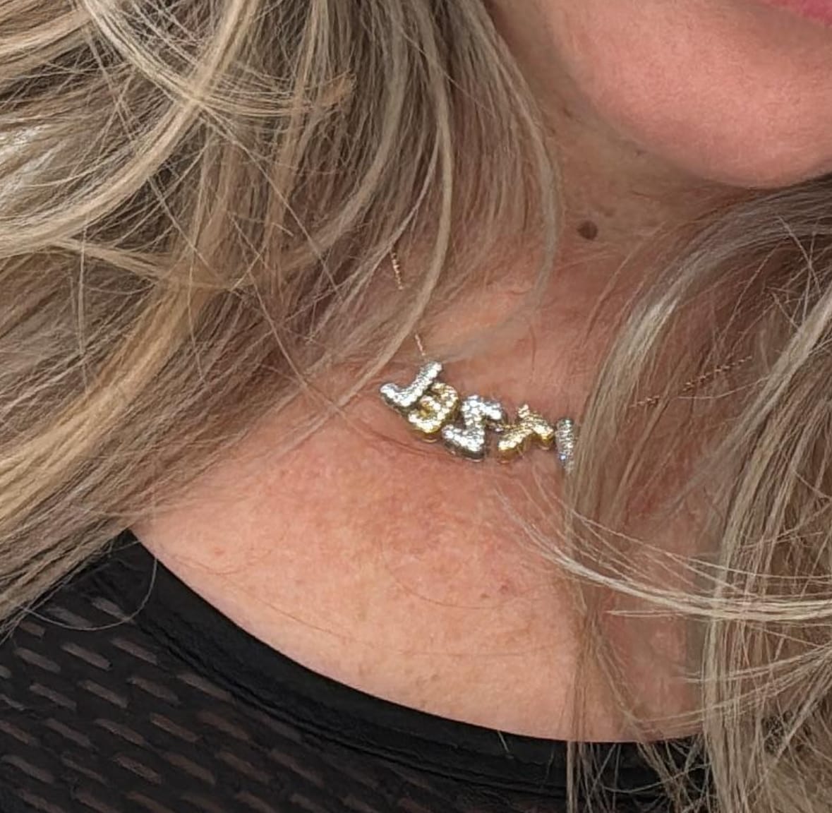 Customer photo review of Personaliza Tu Collar Inicial Mini Bubble Dorado Zirconias