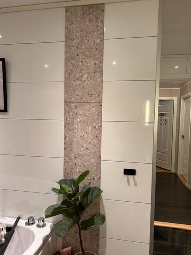 Kundeanmeldelse med bilde av Sahara beige selvklebende fliser