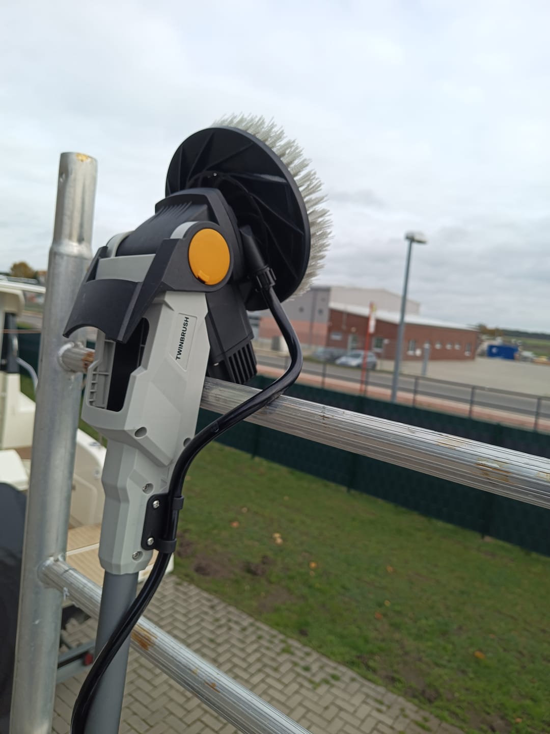 Customer photo review of 18V Twin Brush - Cordless Brushless Power Scrubber - Incl. 4.0Ah Battery & Fast Charger + 4 Brushes and Extension Pole