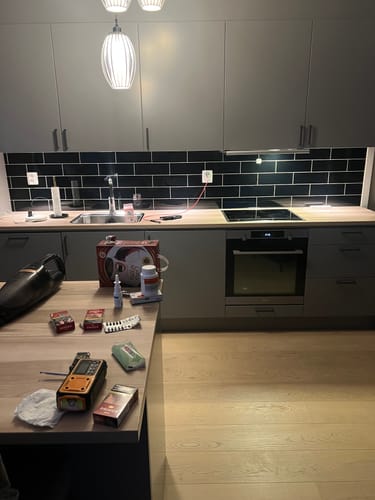 Kundeanmeldelse med bilde av Hailey sort selvklebende veggfliser