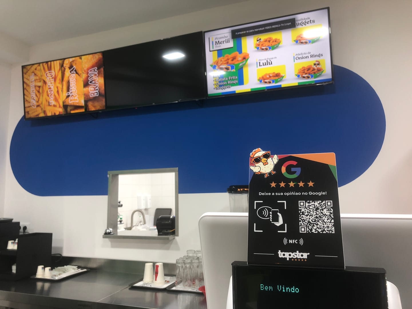 Customer photo review of Expositor de Avaliações Google com NFC e QR