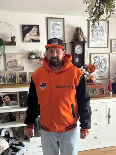 Customer photo review of Maßgeschneidertes Orange Schwarz Jacke