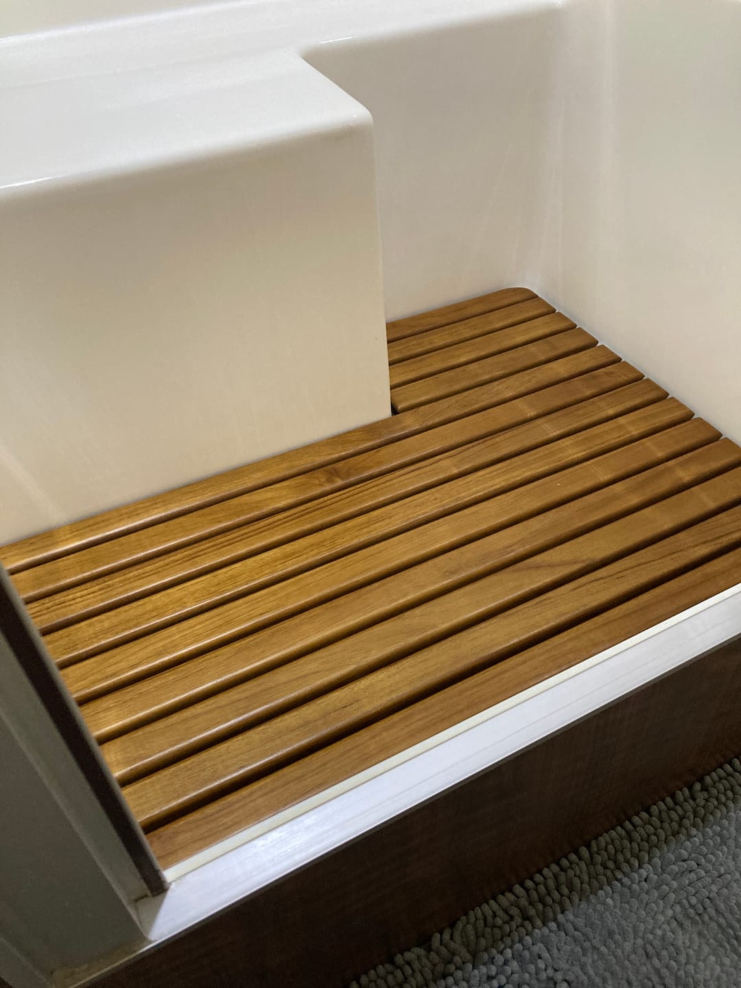 Customer photo review of 25FB / 27FB / 30RB L-shape Airstream Teak Shower Mat