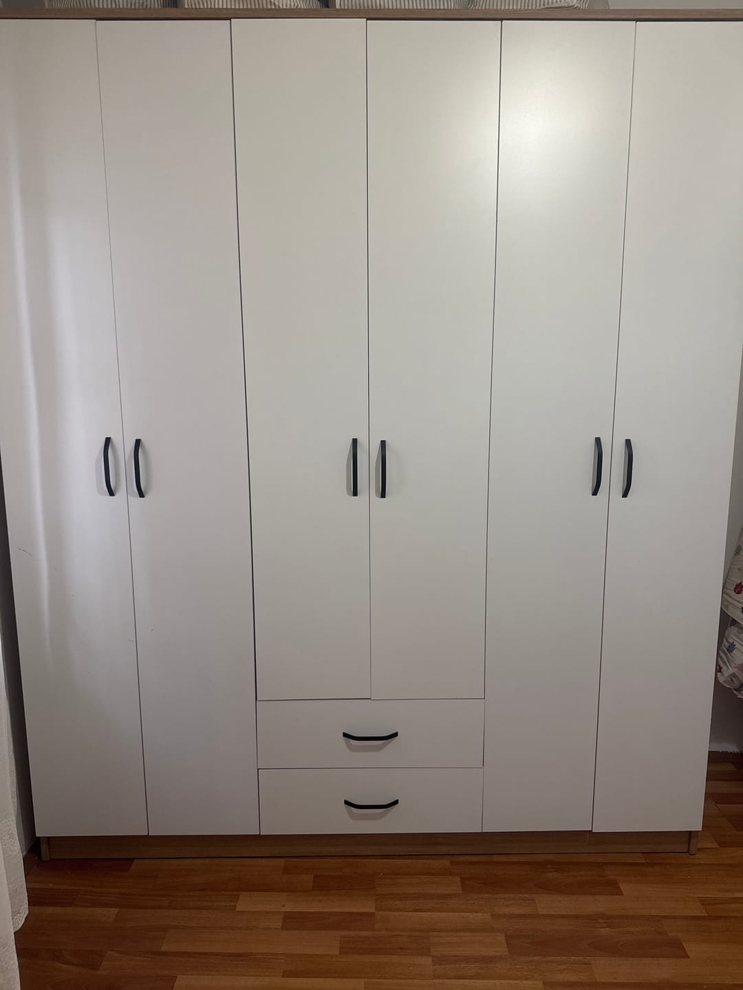 Customer photo review of Rani BA113 Geniş Gardırop Elbise Dolabı 6 Kapaklı 2 Çekmeceli 5 Raflı 3 Askılı Sepet Ceviz - Beyaz