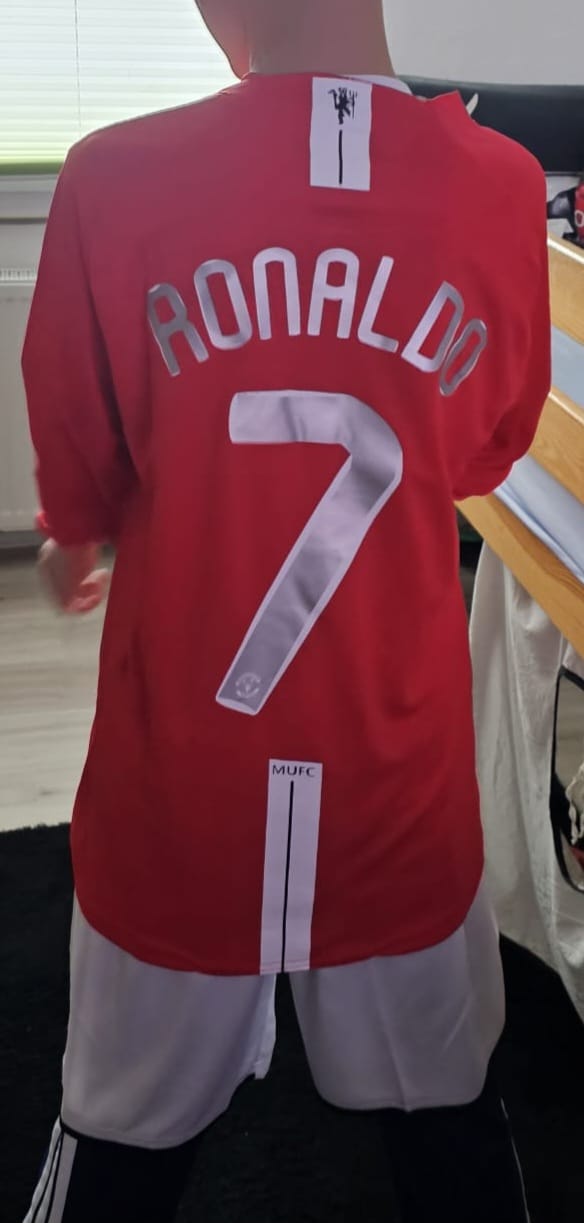 Customer photo review of Cristiano Ronaldo 7 - Manchester United 2008 Final Red Long Sleeve Kit Jersey Trikot Maillot KinderTrikot Soccer Shirt