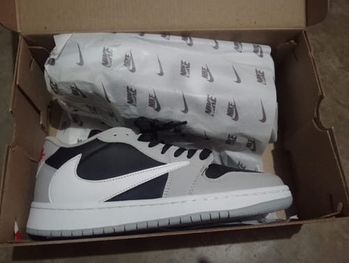 Customer photo review of Tenis Travis Low Concreto Negro