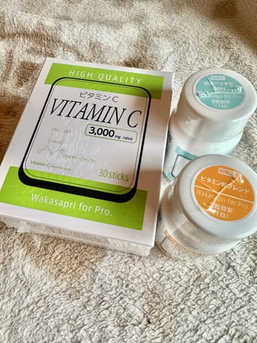 レビュー投稿者が撮影したワカサプリのスキンケア定番セット。ビタミンCの箱と、サプリメントのボトル2本が並んでいる。