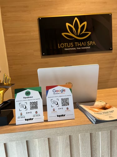 Customer photo review of Expositor Reseñas Google NFC y QR