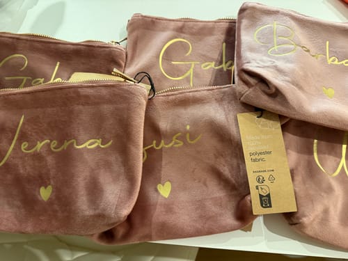 Customer photo review of Meine Kosmetiktasche - Personalisierte Samt Kosmetiktasche für MakeUp und Kosmetika mit Namen