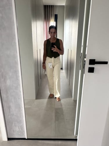 Milena D. review of Calça Jeans Reta Araçá Bege image 1 out of 2