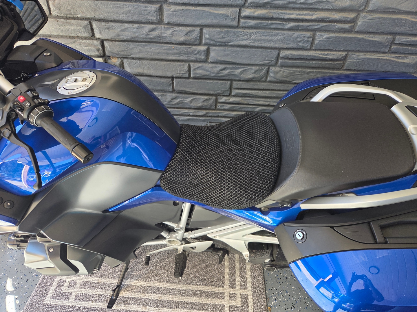 Wind Rider mesh seat cover on a BMW R 1250 RT