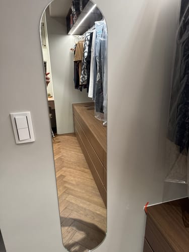 Js review of 窄款無框橢圓全身鏡 壁掛/黏貼 image 1 out of 1