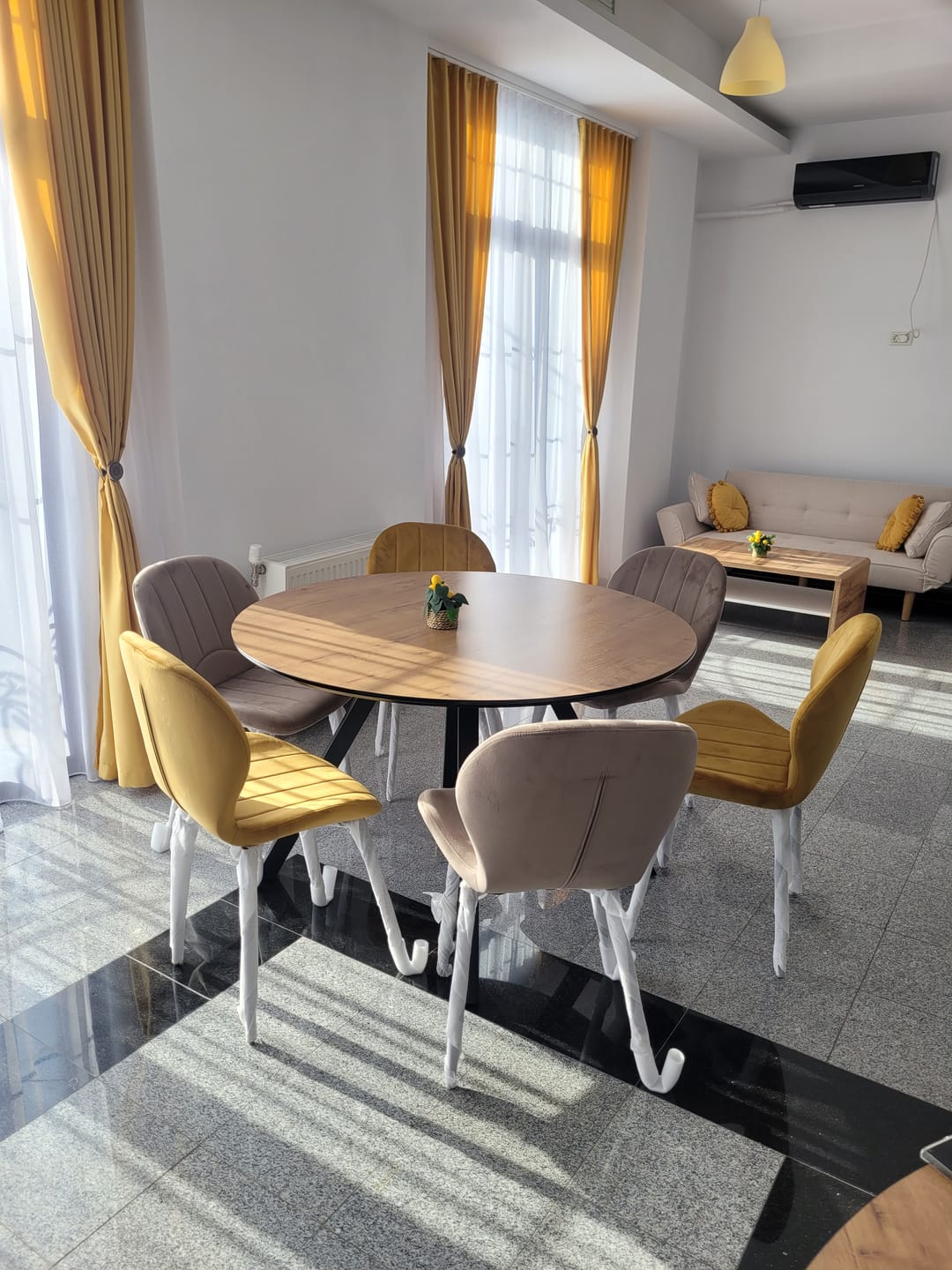 Customer photo review of Scaun K538, bej/negru, stofa catifelata/metal, 48x57x85 cm