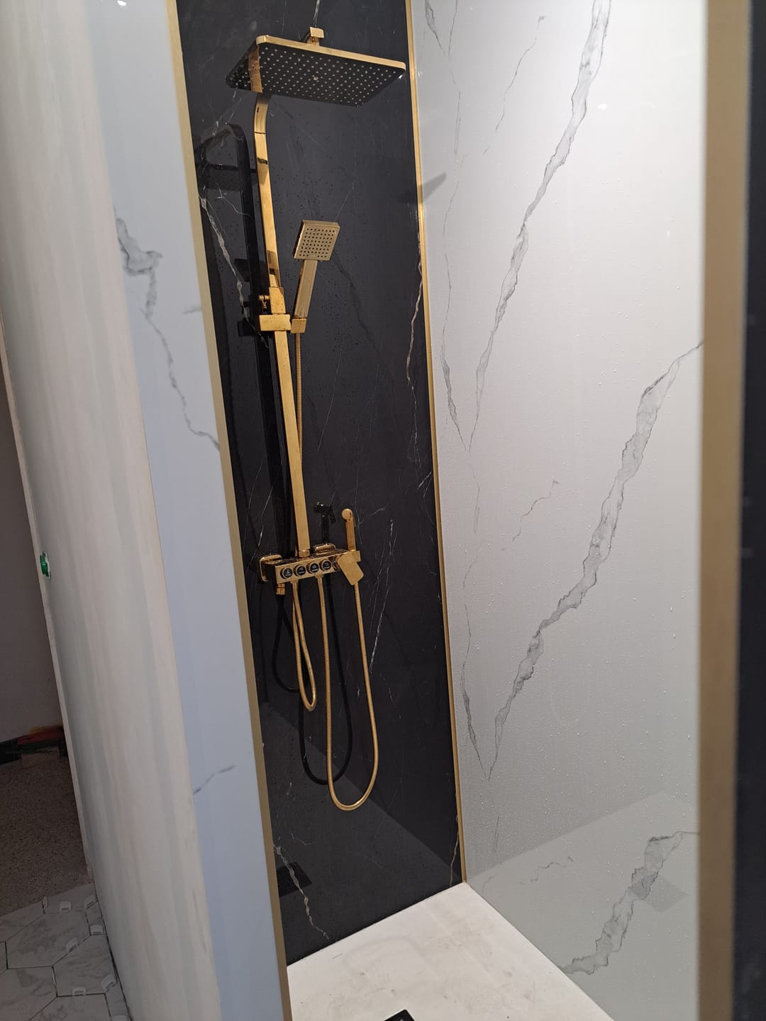 Customer photo review of Panneau PVC Effet Marbre Blanc – Étanche Salle de Bain / Douche