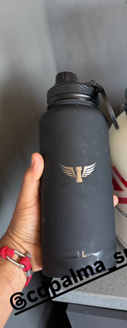 Customer photo review of Botella de Agua con Soporte Magnético para Celular 1 lt IRONSIDE