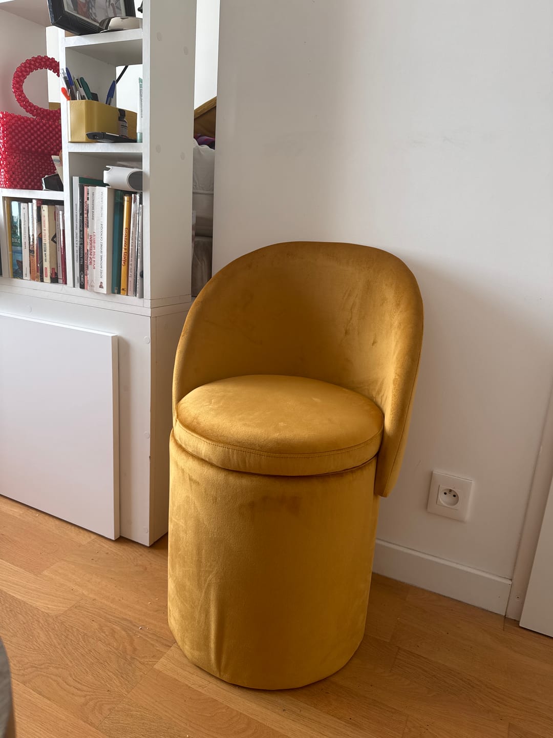 Customer photo review of UMEA - Pouf avec dossier et rangement en velours jaune moutarde
