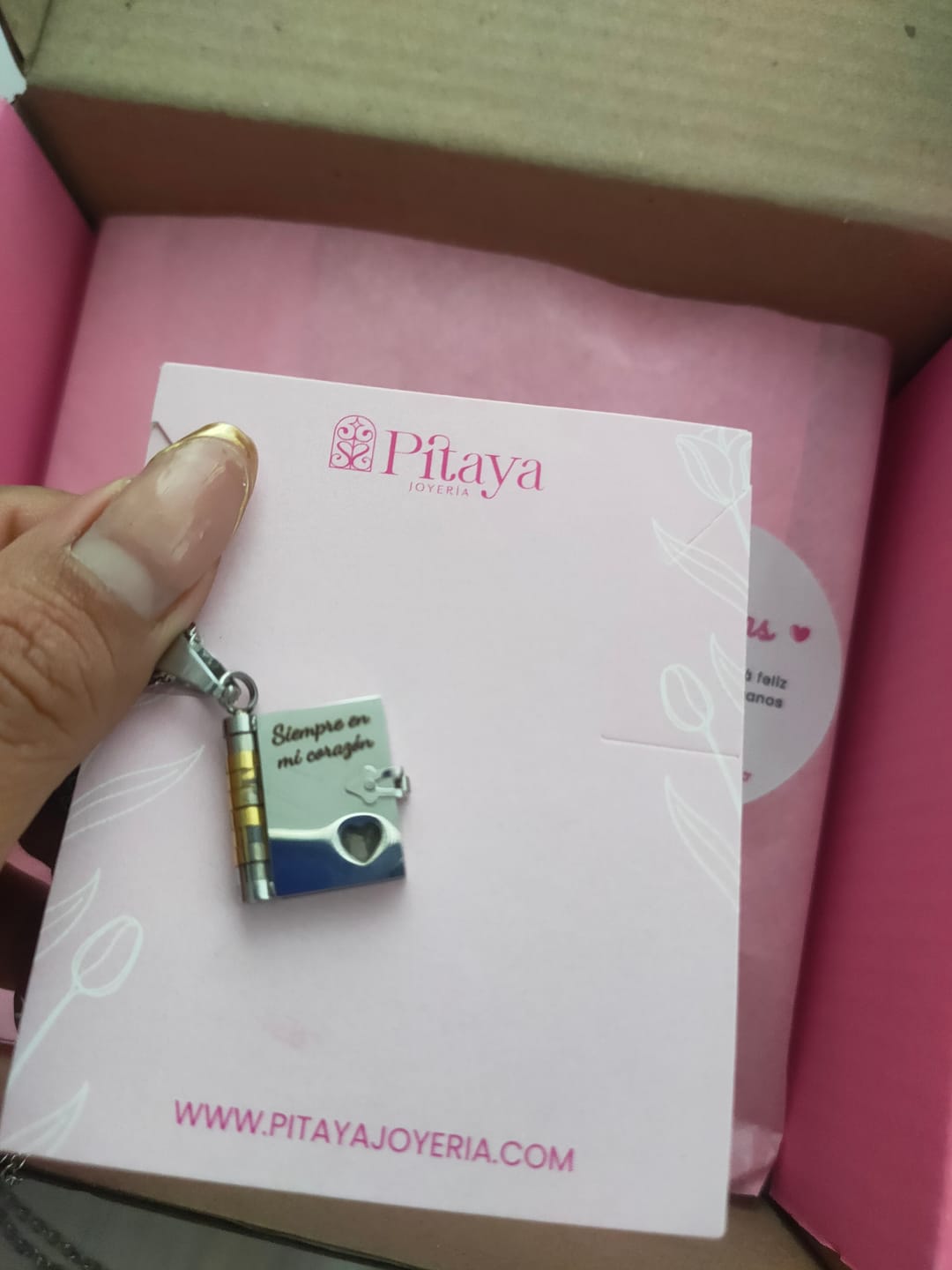 Customer photo review of Collar Libro Personalizado
