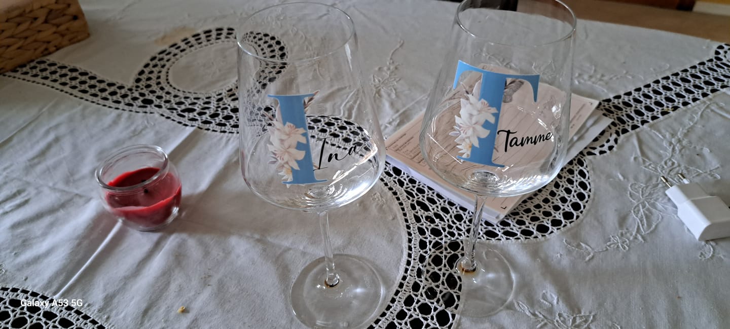 Customer photo review of Blume - Personalisiertes Weinglas mit Initiale und Namen für Dich und deine Freundinnen