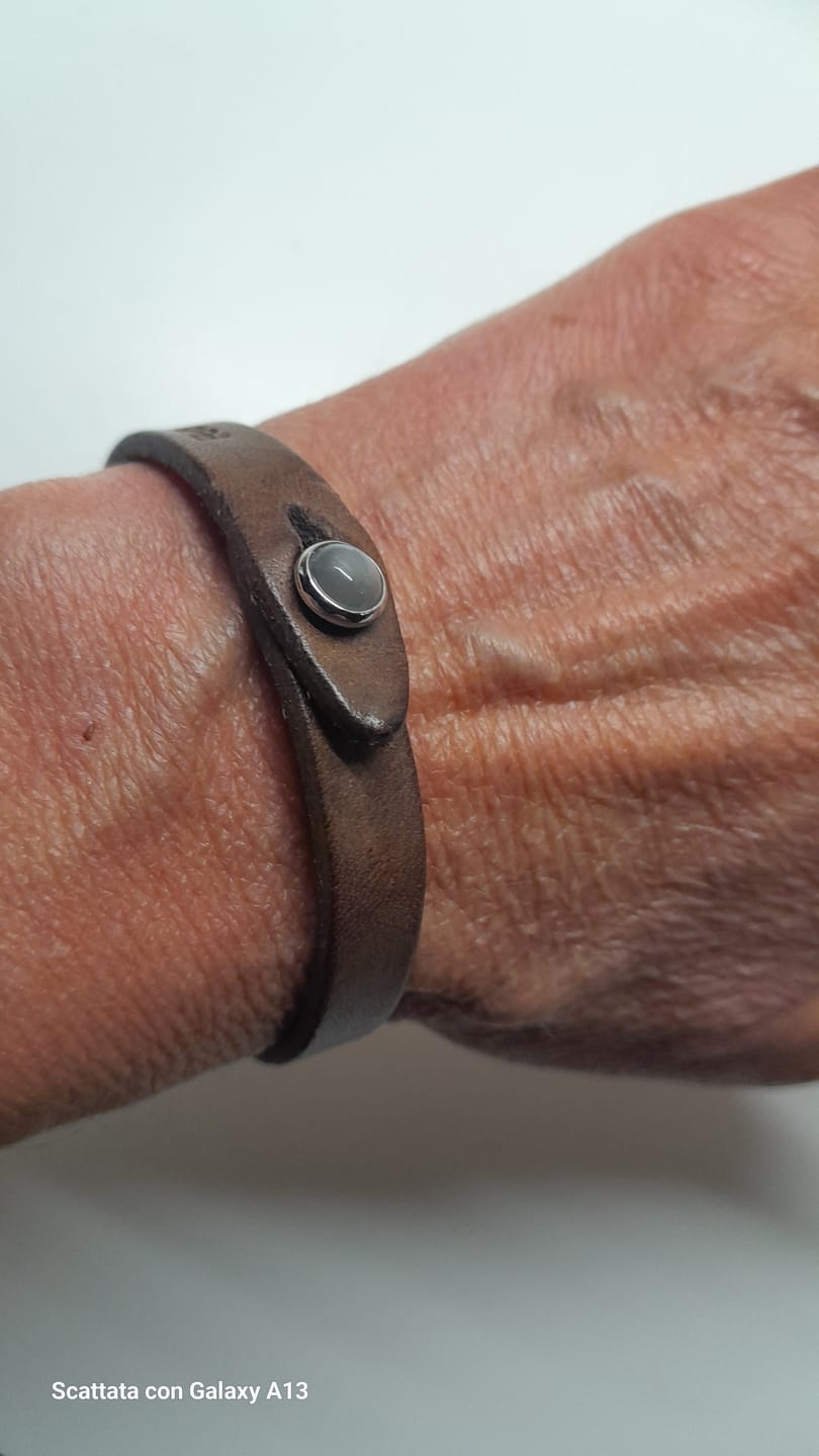 Customer photo review of Bracciale pelle io Moonstone Grigio Tulsi