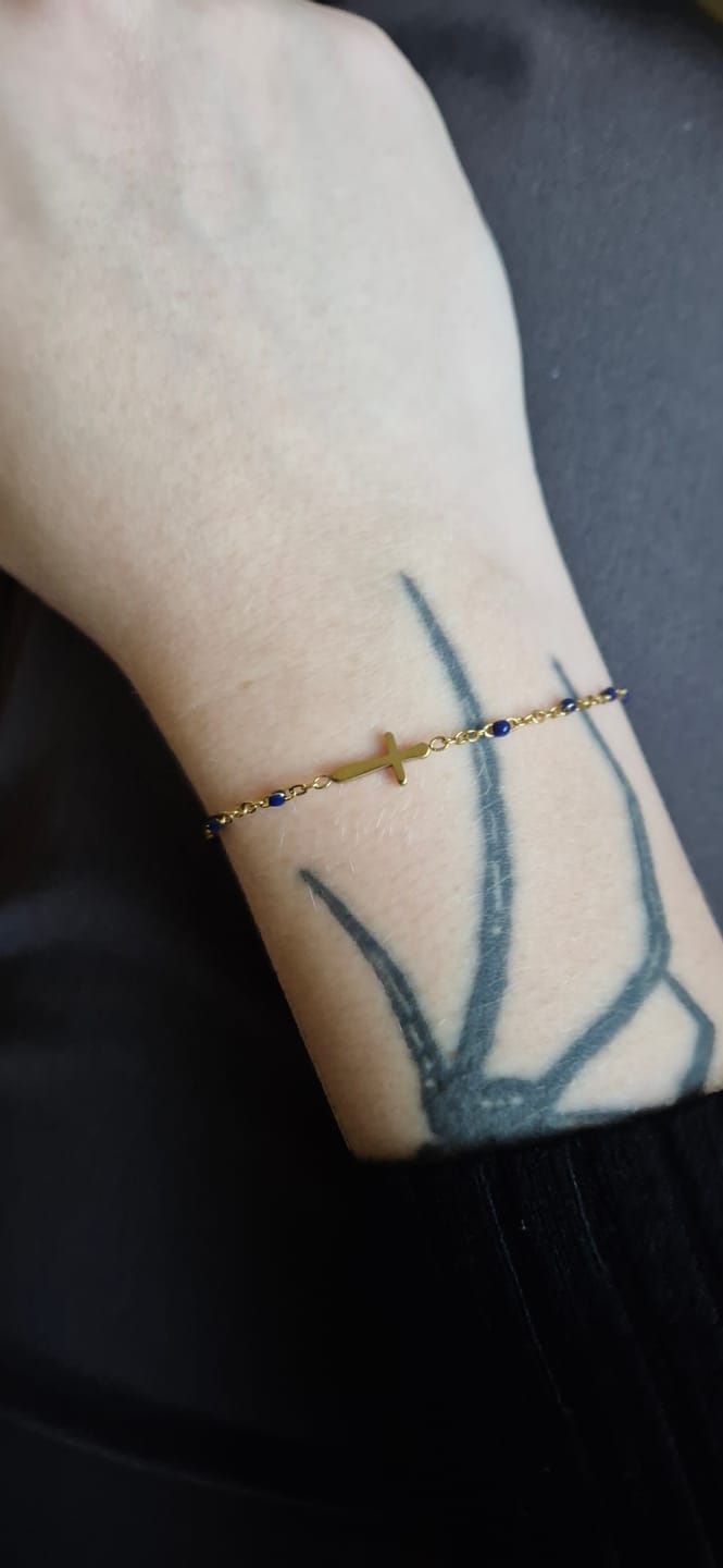 Customer photo review of Christianartworkshop Zartes minimalistisches Kreuzarmband