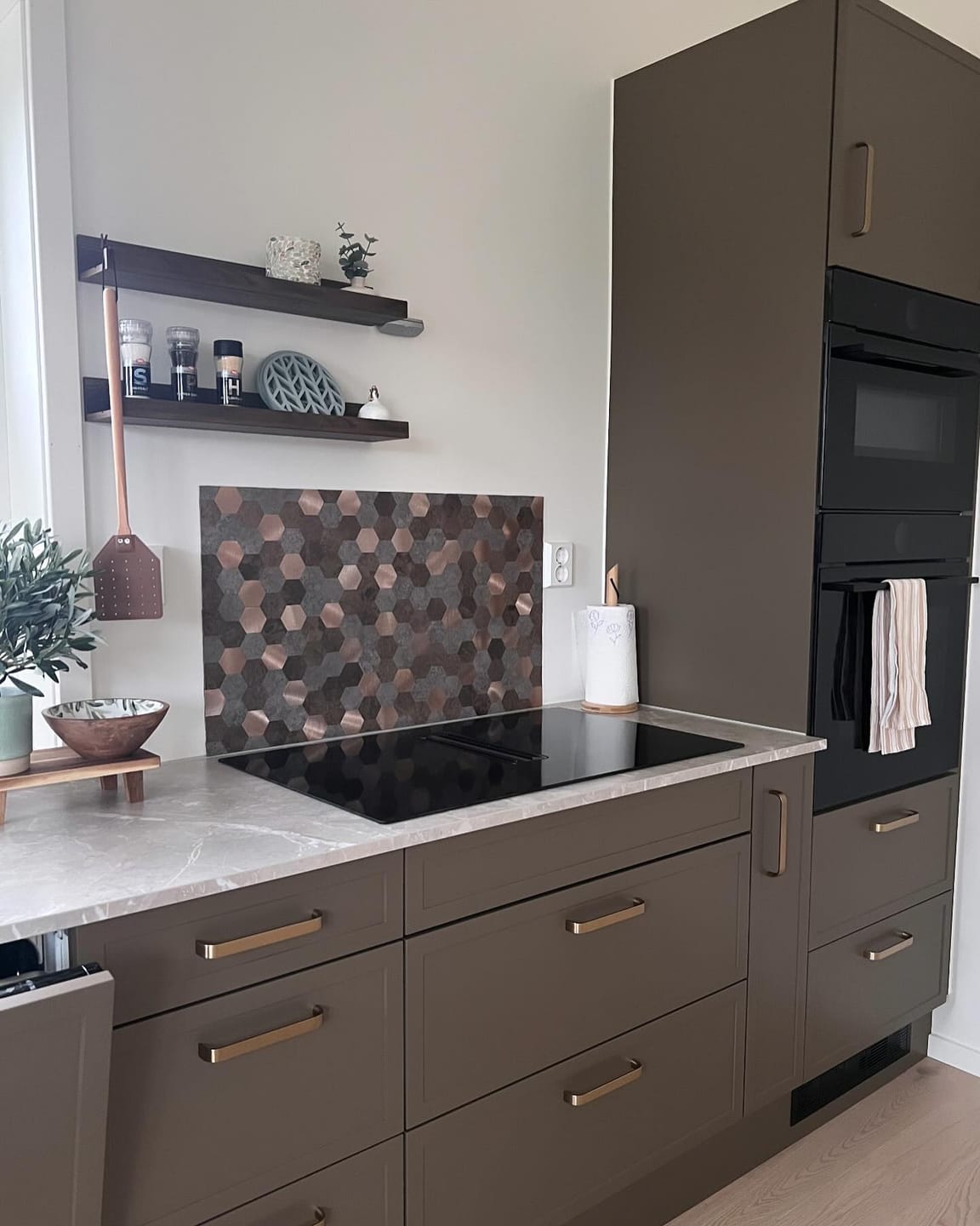 Customer photo review of Mocca hexagon selvklebende veggfliser