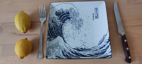 Caroline D. review of Assiette Japonaise Carrée Hokusai image 1 out of 1