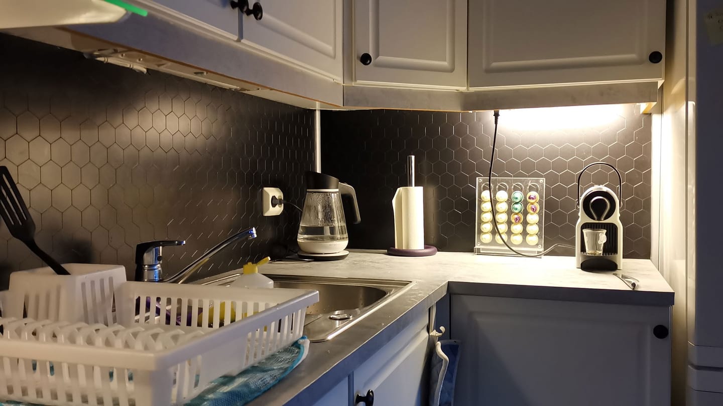 Customer photo review of Hexagon sort matt selvklebende veggfliser