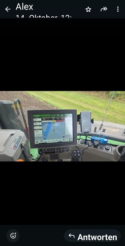Customer photo review of Gadgetme Handyhalterung V2 oben mit Wireless Ladefunktion passend für John Deere mit Command Center 4600 15W Fast Wireless