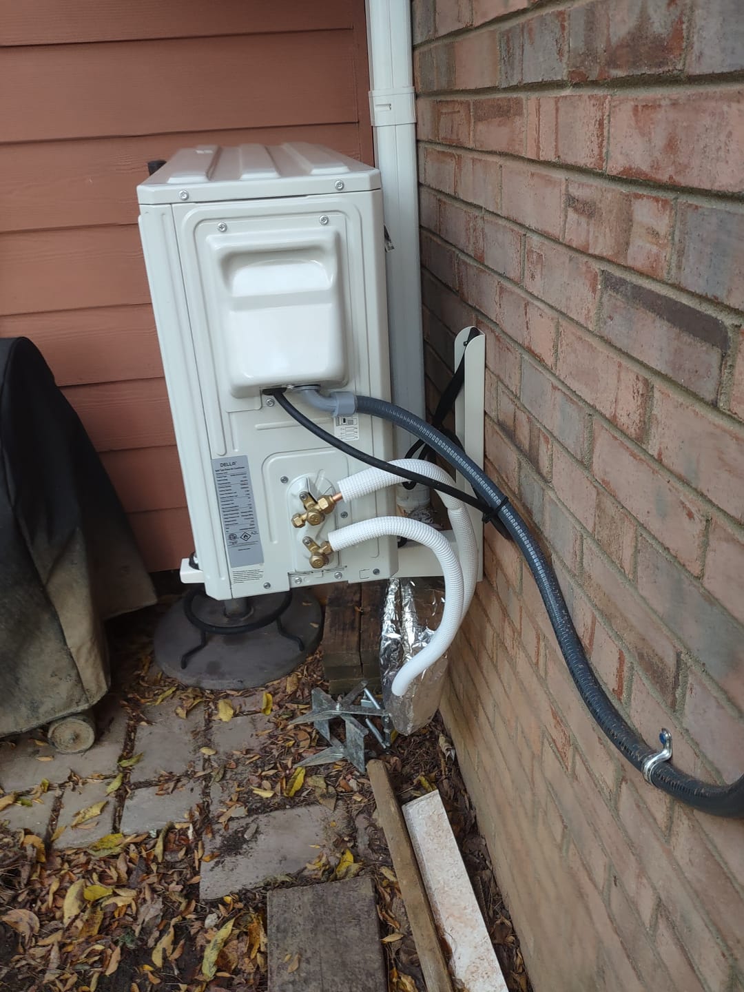 Customer photo review of DELLA Heavy Duty Wall Mounting Bracket for 6000-12000 BTU Mini Split