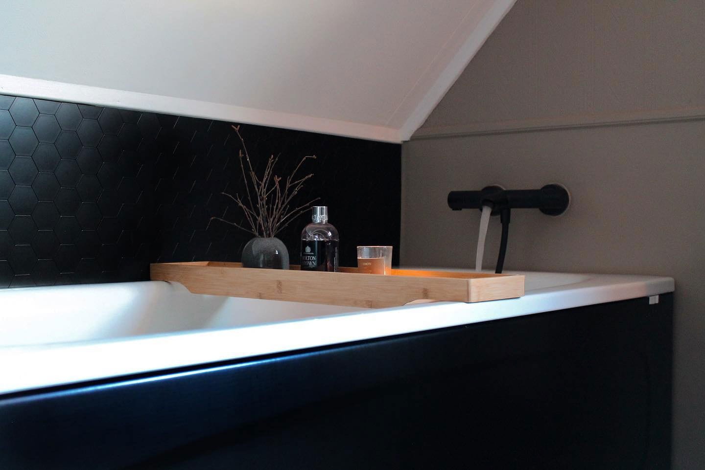 Customer photo review of Hexagon sort matt selvklebende veggfliser