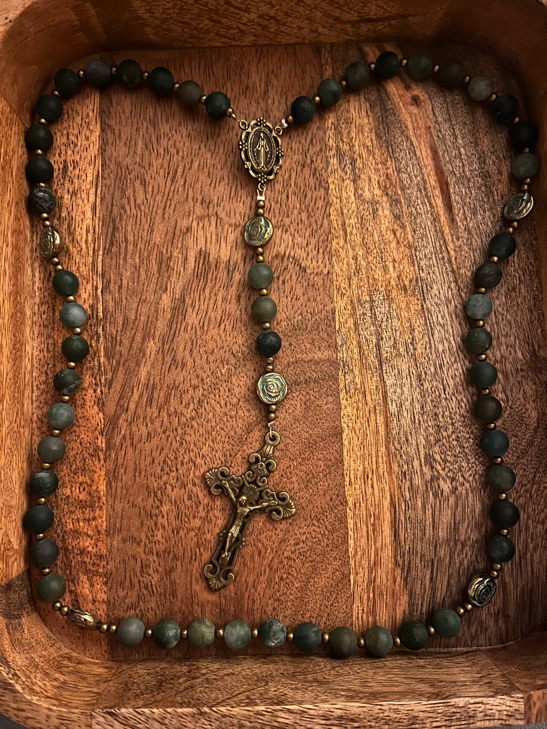 Customer photo review of Christianartworkshop Gebetsrosenkranz aus grünem Achat mit bronzenen Rosenakzenten: Eine heilige Reise der Heilung und des Glaubens