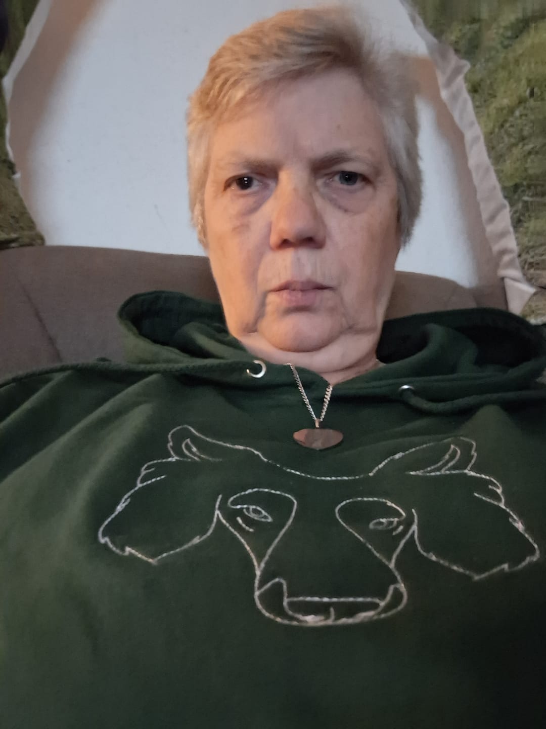 Customer photo review of Personalisiertes & besticktes Sweatshirt