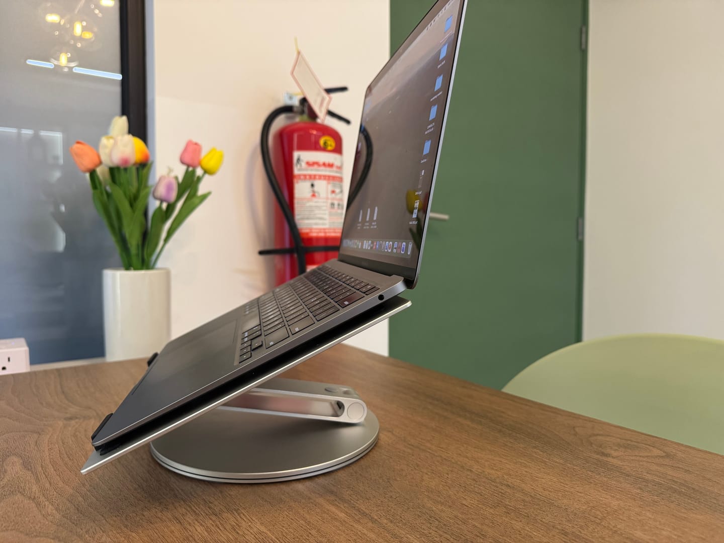 Customer photo review of Soporte Giratorio Premium para Laptop