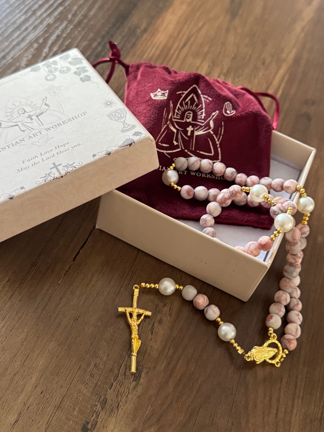 Customer photo review of Christianartworkshop Rosenkranz aus mattem rosa Zebrajaspis und Perlen mit Wundertätiger Medaille und Kruzifix