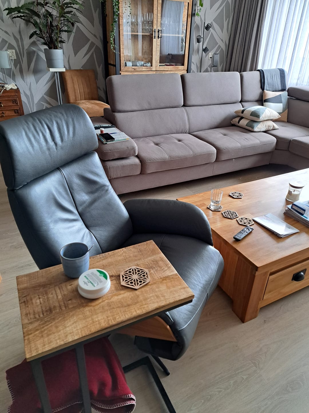 Customer photo review of Bijzettafel voor over de bank | Mangohout en Staal | 45x29x69cm