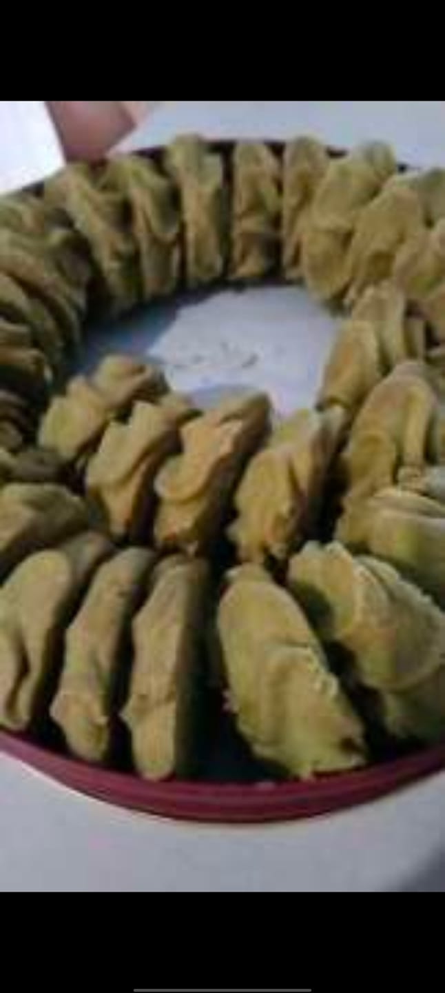 Customer photo review of 4 Tins of Lowrey Handmade Plain Butter Cookies (Value Pack)