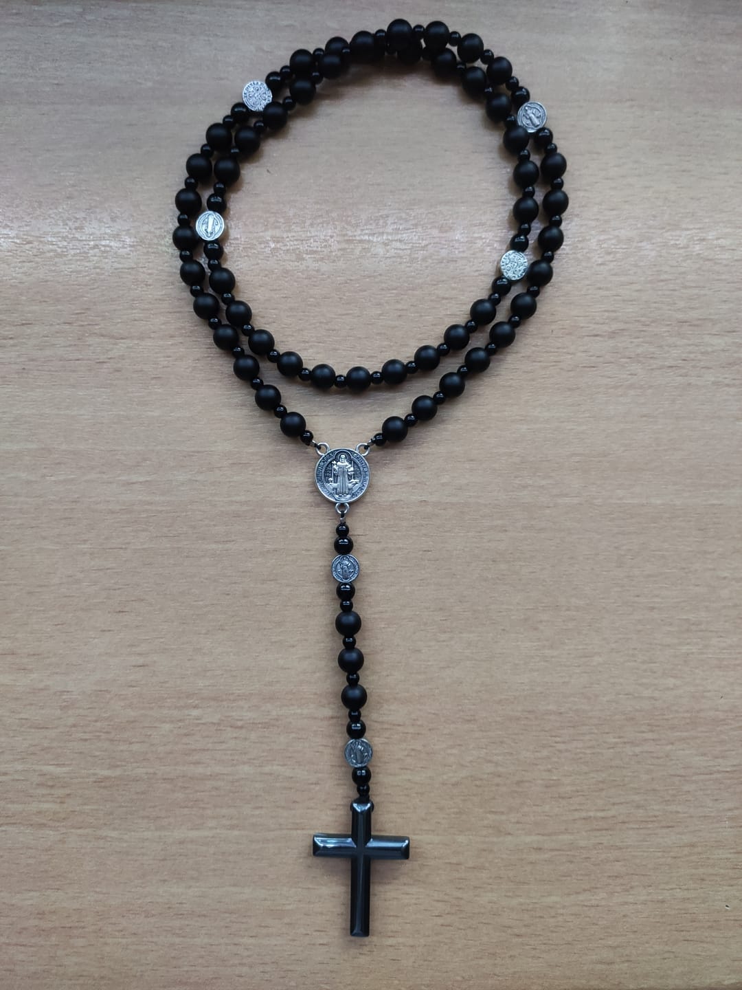 Customer photo review of Christianartworkshop St. Benedikt-Medaille und Kreuz aus 8 mm rundem schwarzem Rosenkranz aus Nylonschnur mit mehreren Materialien