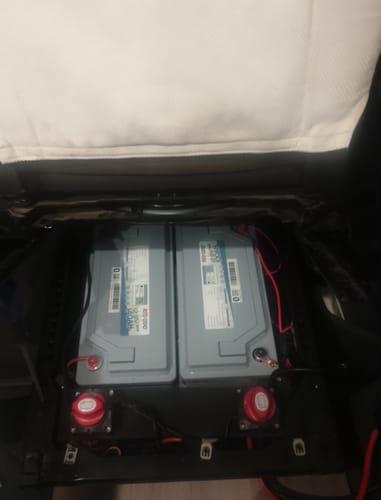 Customer photo review of Redodo Batterie Lithium LiFePO4 12V 100Ah H190 Bluetooth - sous le siège du camping-car