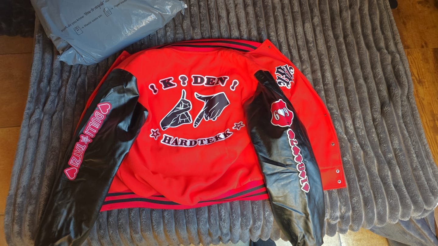 Customer photo review of Maßgeschneiderte Schwarz Weiß Letterman Varsity Jacket Individuelle Stickerei  Druck nach Ihrem Wunsch