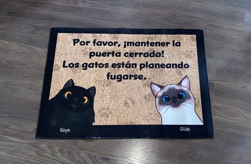 Customer photo review of Los gatos planean una fuga - Felpudo personalizado