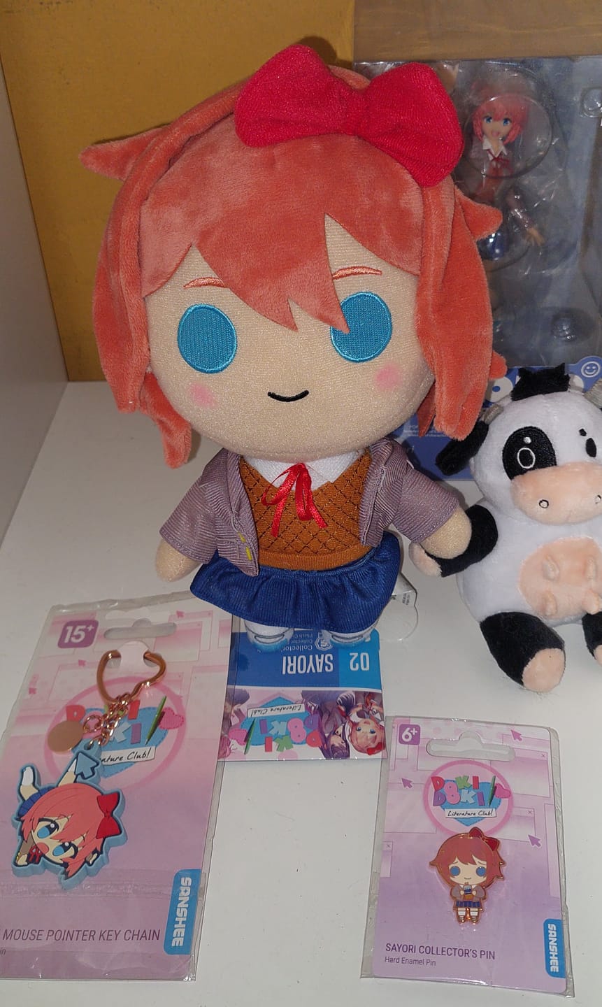 Customer photo review of Doki Doki Literature Club - Sayori Mouse Pointer Rubber Keychain