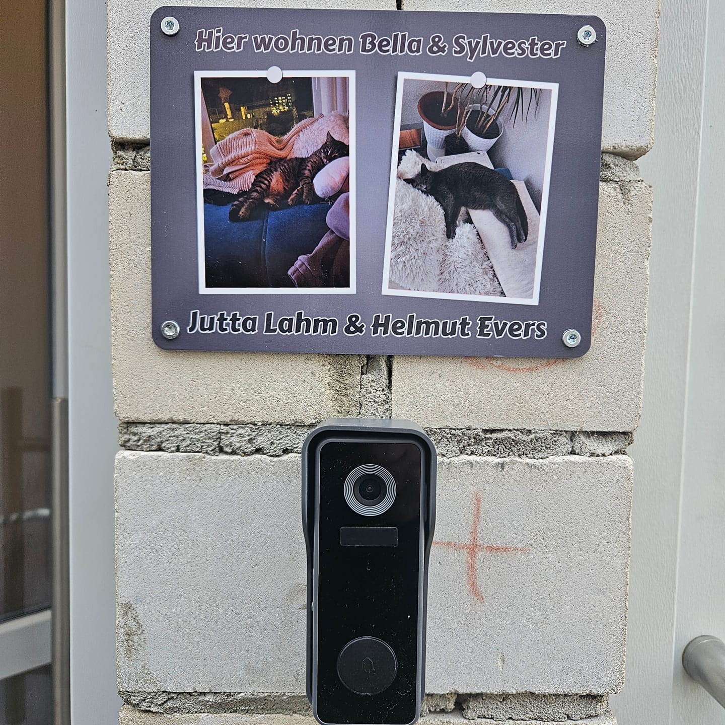 Customer photo review of Hunde-Türschild personalisiert mit Foto & Text (UV- und wetterfest)