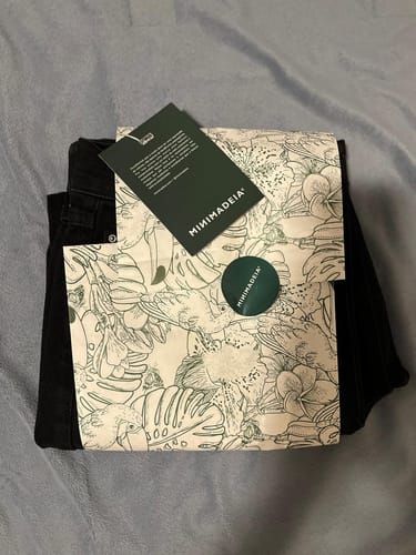 Fernanda V. review of Calça Jeans Reta Araçá Preta image 1 out of 1