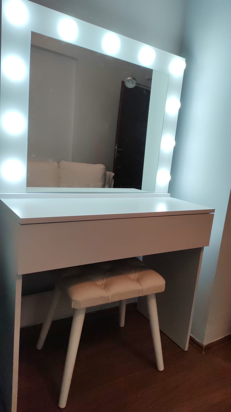 Customer photo review of Rani BJ161 Hollywood Işıklı Aynalı Kulis Makyaj Masası Takı Düzenleyici Puf Takım Beyaz