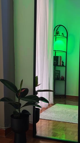 Customer photo review of Μοντέρνα Γωνιακή Βιβλιοθήκη Ράφι Ψηλά Ράφια Μεταλλική Χρυσή και Μαύρη για Σαλόνι Κρεβατοκάμαρα  LG-T810A01