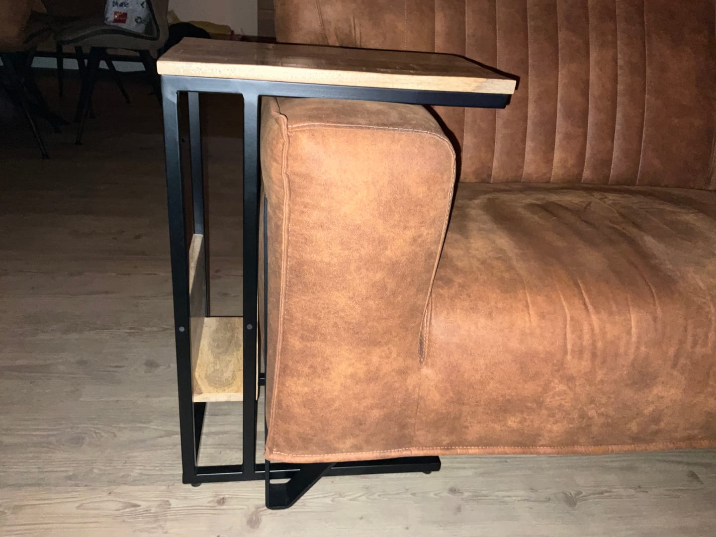 Customer photo review of Bijzettafel voor over de bank | Mangohout en Staal | 45x29x69cm
