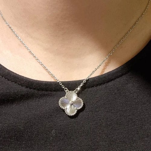 Customer photo review of CLOVER NECKLACE SILVER