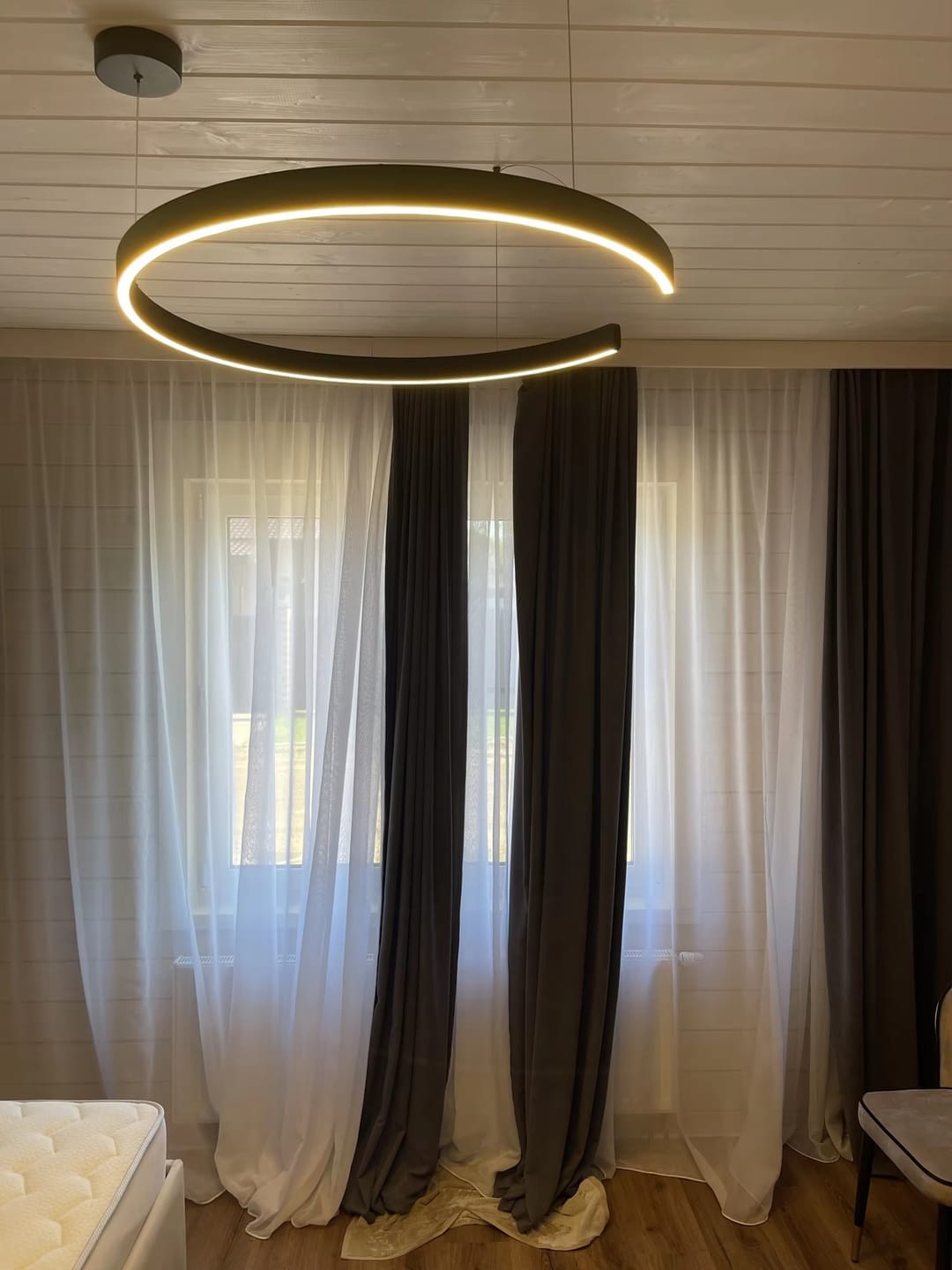 Customer photo review of WOMO Schwarz/Gold Ring Led Kronleuchter-WM2009
